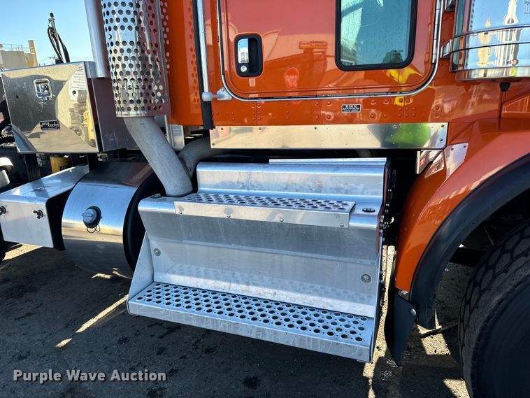 image for item DO3395 2014 Kenworth  T800W semi truck