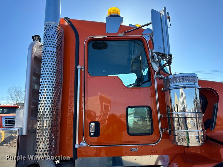 image for item DO3395 2014 Kenworth  T800W semi truck