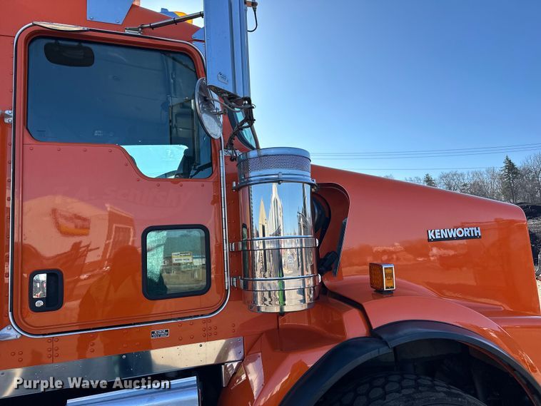 image for item DO3395 2014 Kenworth  T800W semi truck