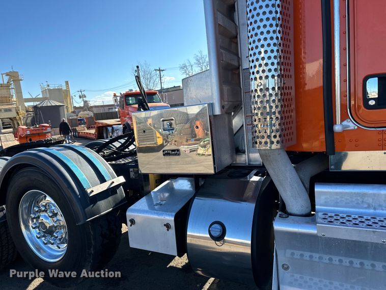 image for item DO3395 2014 Kenworth  T800W semi truck