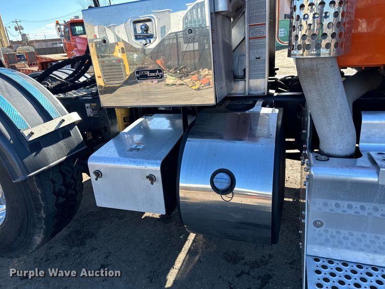 image for item DO3395 2014 Kenworth  T800W semi truck