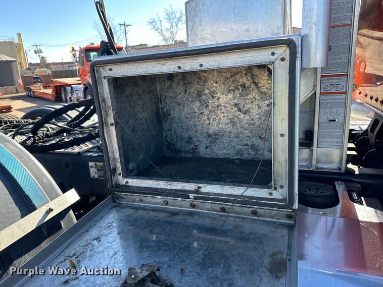 image for item DO3395 2014 Kenworth  T800W semi truck