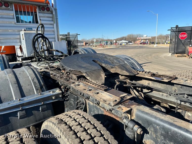 image for item DO3395 2014 Kenworth  T800W semi truck