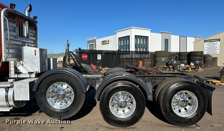 image for item DO3395 2014 Kenworth  T800W semi truck