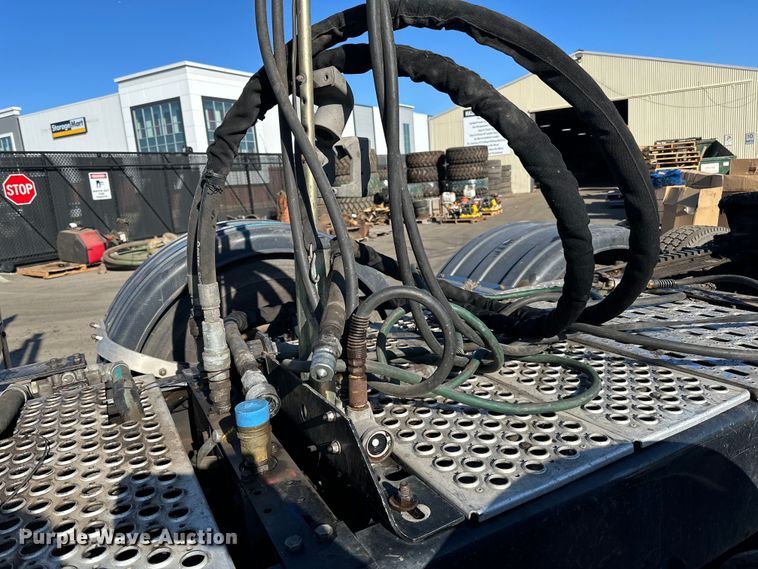 image for item DO3395 2014 Kenworth  T800W semi truck