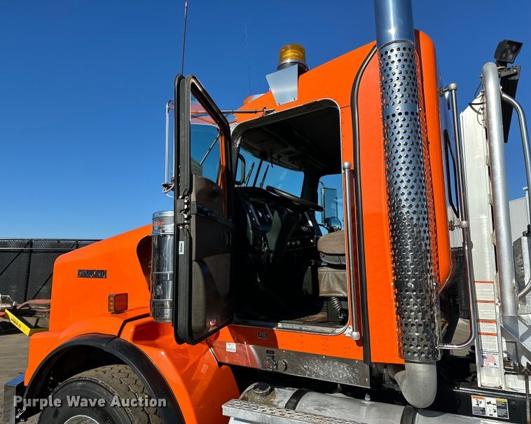 image for item DO3395 2014 Kenworth  T800W semi truck