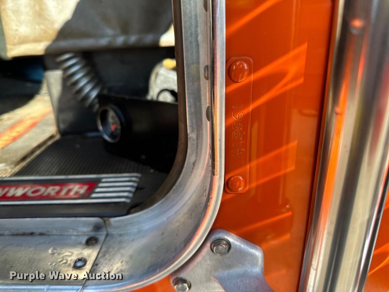 image for item DO3395 2014 Kenworth  T800W semi truck