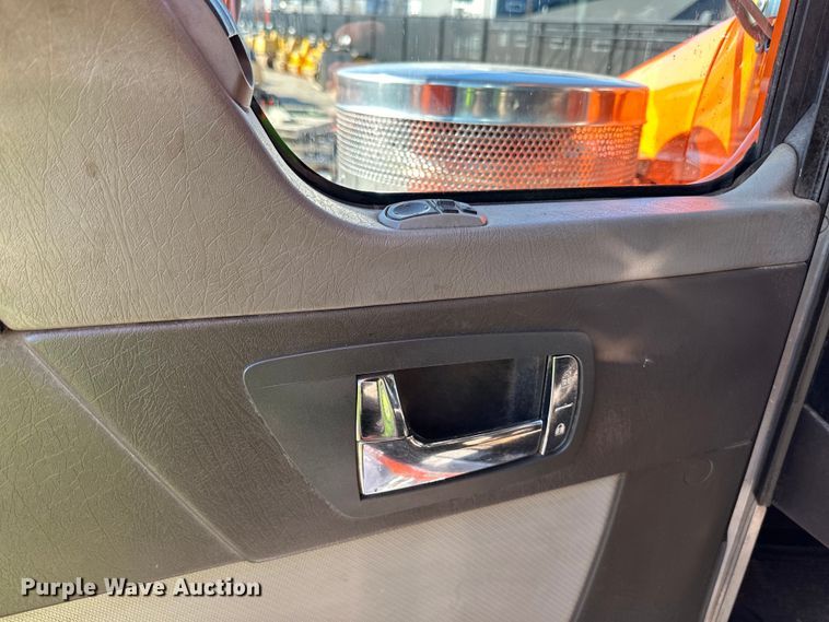 image for item DO3395 2014 Kenworth  T800W semi truck