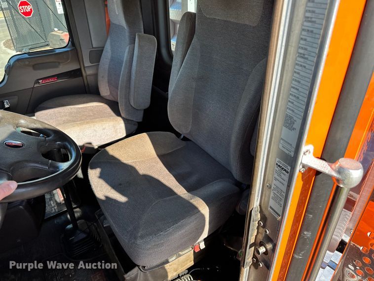 image for item DO3395 2014 Kenworth  T800W semi truck