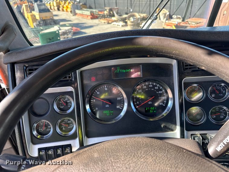 image for item DO3395 2014 Kenworth  T800W semi truck