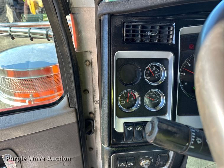 image for item DO3395 2014 Kenworth  T800W semi truck