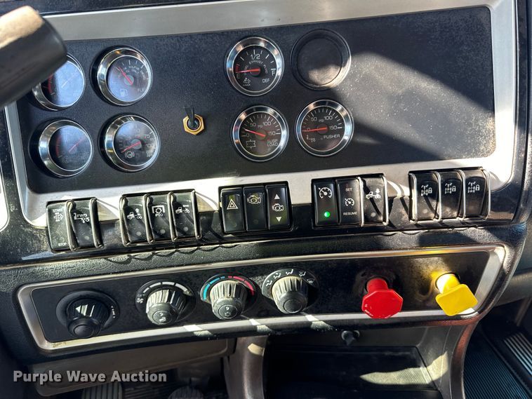 image for item DO3395 2014 Kenworth  T800W semi truck