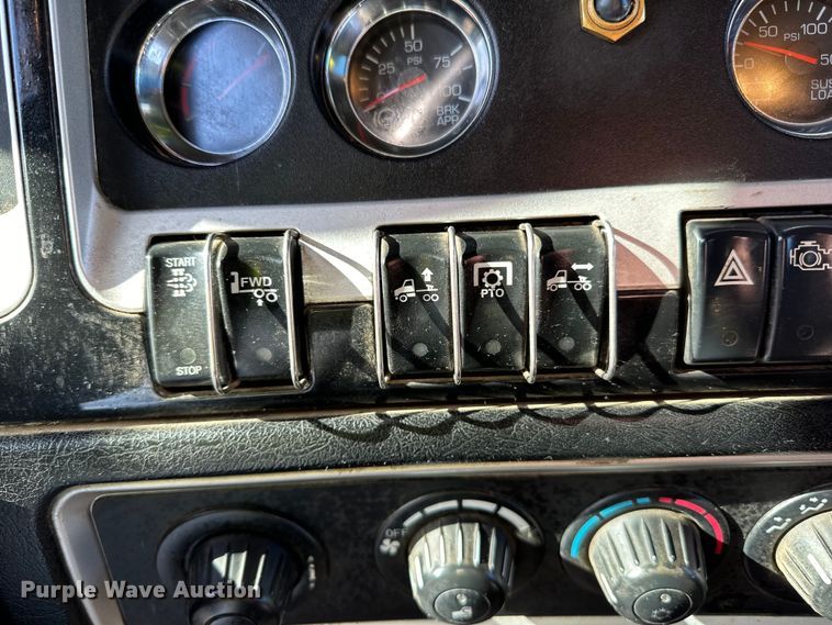 image for item DO3395 2014 Kenworth  T800W semi truck