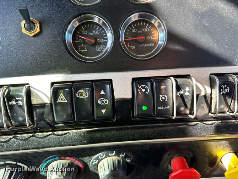 image for item DO3395 2014 Kenworth  T800W semi truck