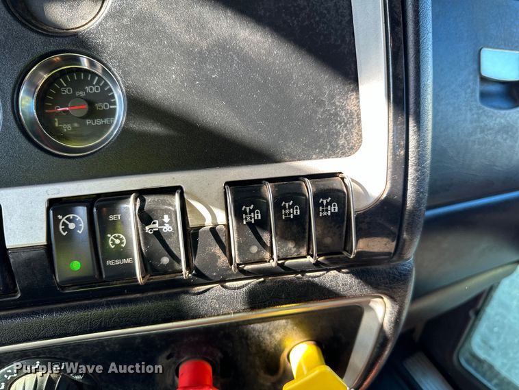 image for item DO3395 2014 Kenworth  T800W semi truck