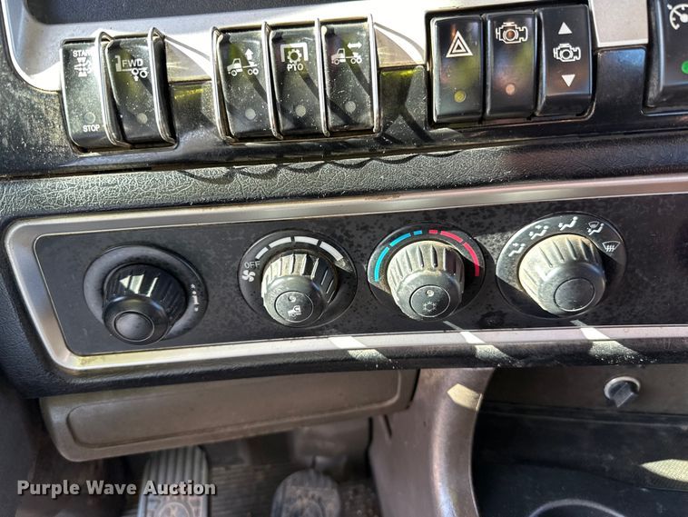 image for item DO3395 2014 Kenworth  T800W semi truck