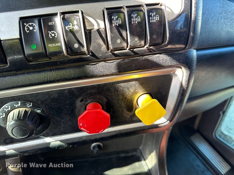 image for item DO3395 2014 Kenworth  T800W semi truck