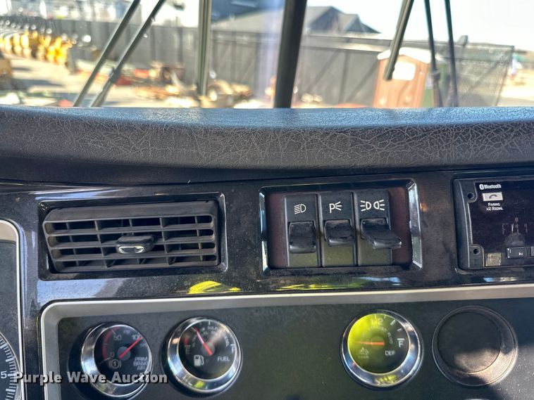 image for item DO3395 2014 Kenworth  T800W semi truck