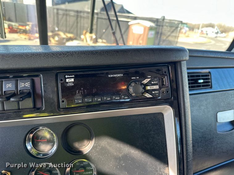 image for item DO3395 2014 Kenworth  T800W semi truck