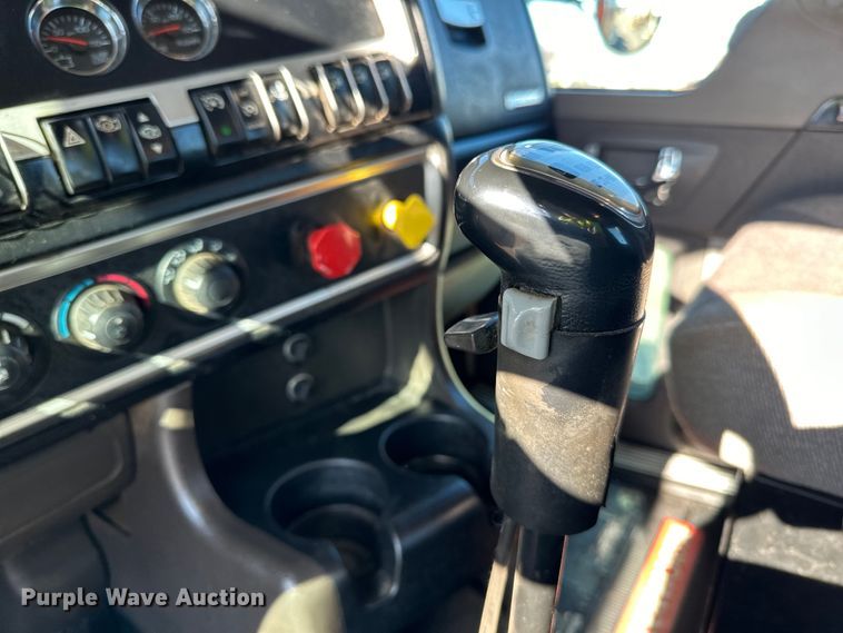 image for item DO3395 2014 Kenworth  T800W semi truck