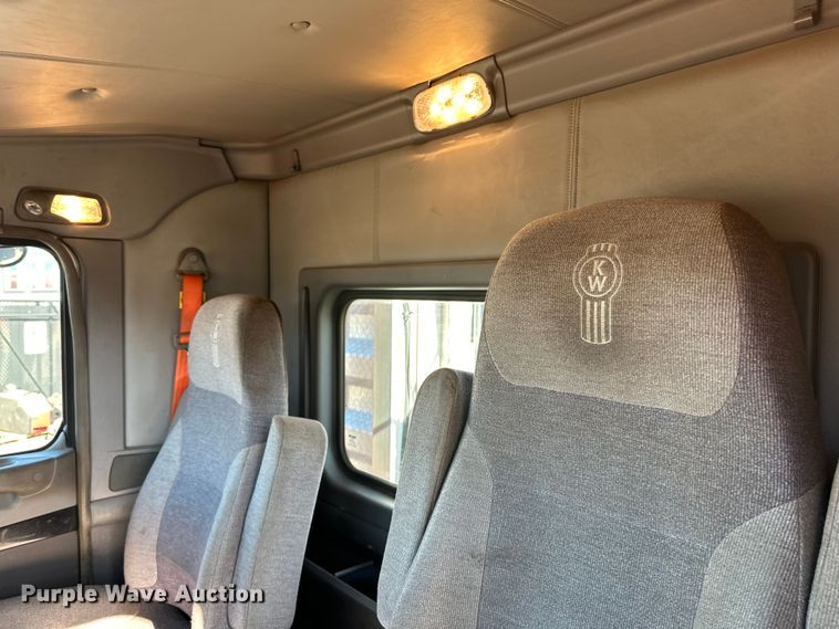 image for item DO3395 2014 Kenworth  T800W semi truck