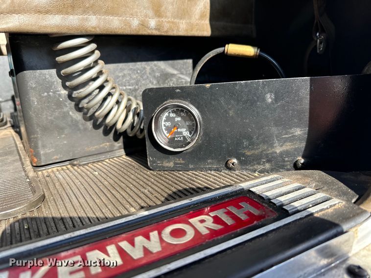 image for item DO3395 2014 Kenworth  T800W semi truck