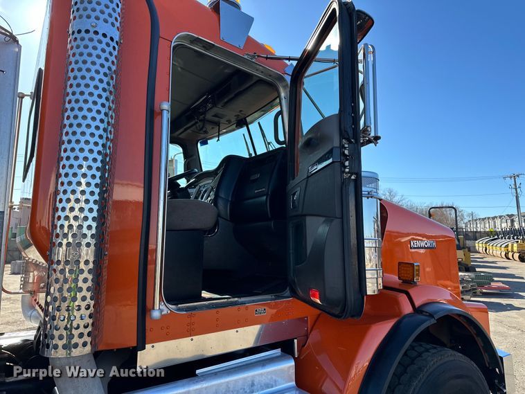 image for item DO3395 2014 Kenworth  T800W semi truck