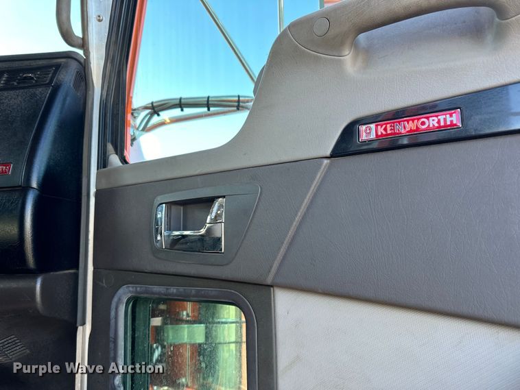 image for item DO3395 2014 Kenworth  T800W semi truck