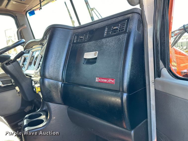 image for item DO3395 2014 Kenworth  T800W semi truck