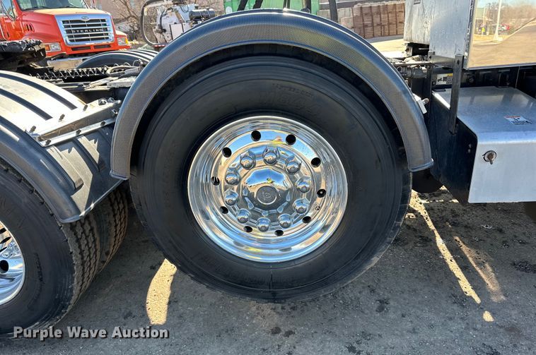 image for item DO3395 2014 Kenworth  T800W semi truck