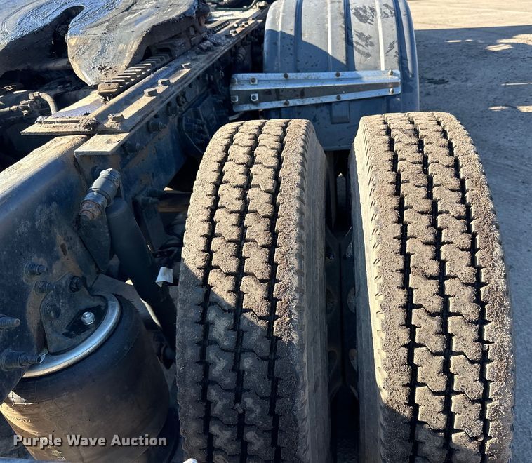 image for item DO3395 2014 Kenworth  T800W semi truck