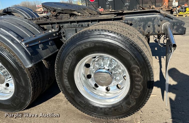 image for item DO3395 2014 Kenworth  T800W semi truck