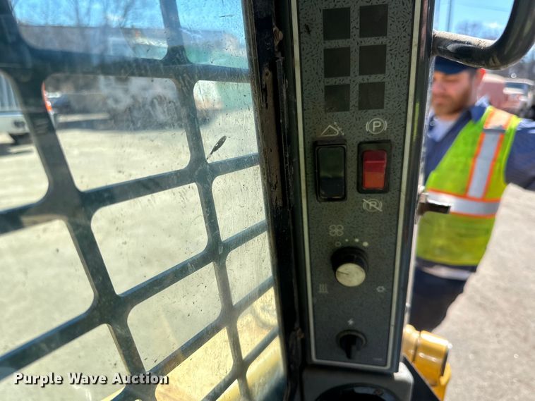 image for item DO3406 2011 Gehl 5640 skid steer loader