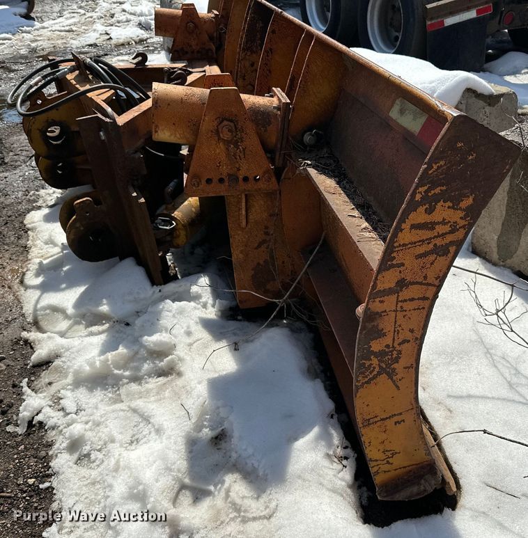image for item DQ0663 14' W wheel loader snow plow 