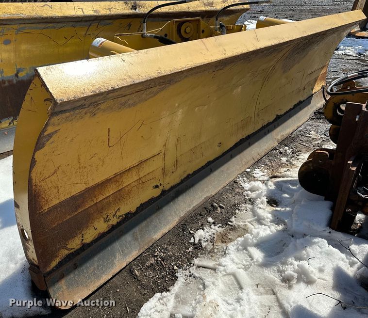 image for item DQ0664 Henke 14' W wheel loader snow plow