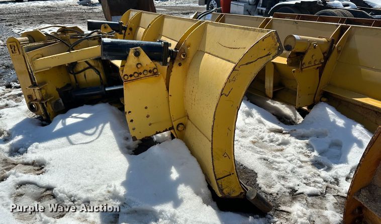 image for item DQ0665 14' W wheel loader snow plow 