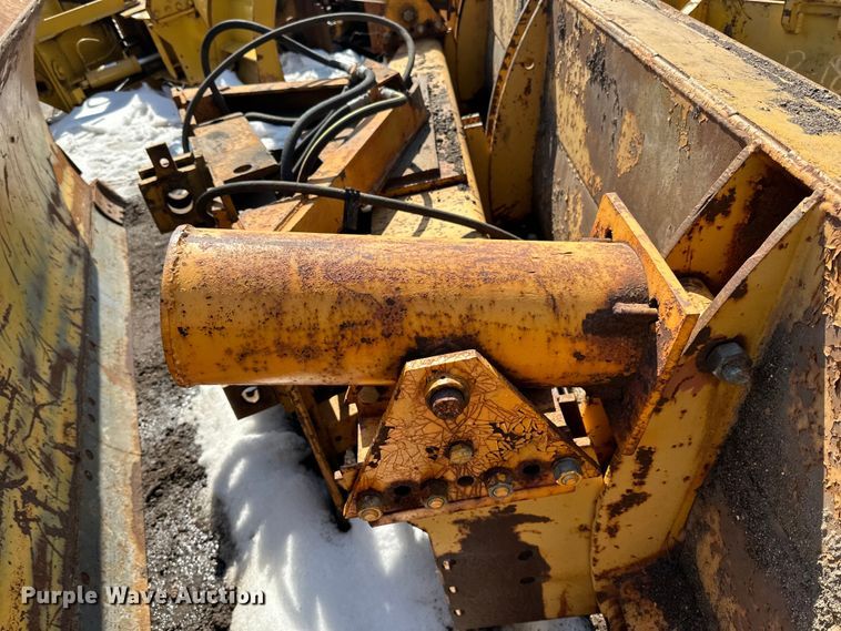 image for item DQ0667 Henke 12' W wheel loader snow plow