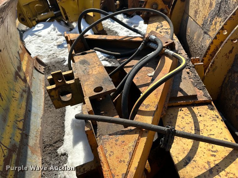 image for item DQ0667 Henke 12' W wheel loader snow plow