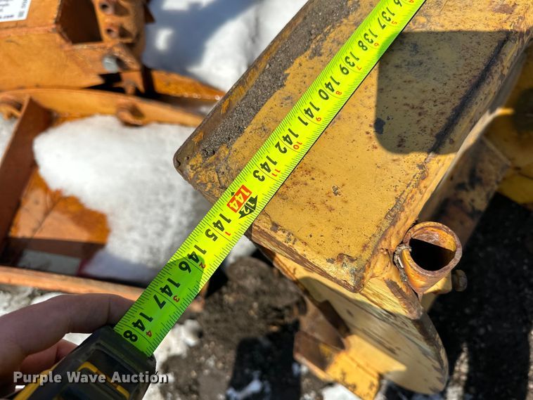 image for item DQ0667 Henke 12' W wheel loader snow plow