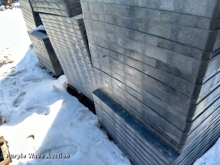 image for item DQ0672 Plastic risers