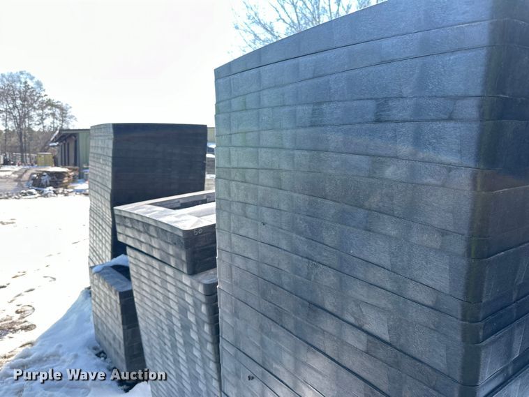 image for item DQ0672 Plastic risers