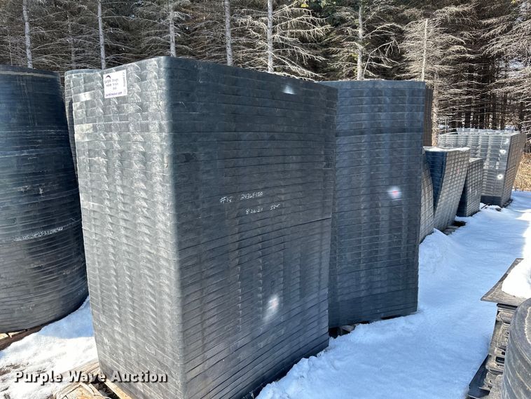 image for item DQ0672 Plastic risers