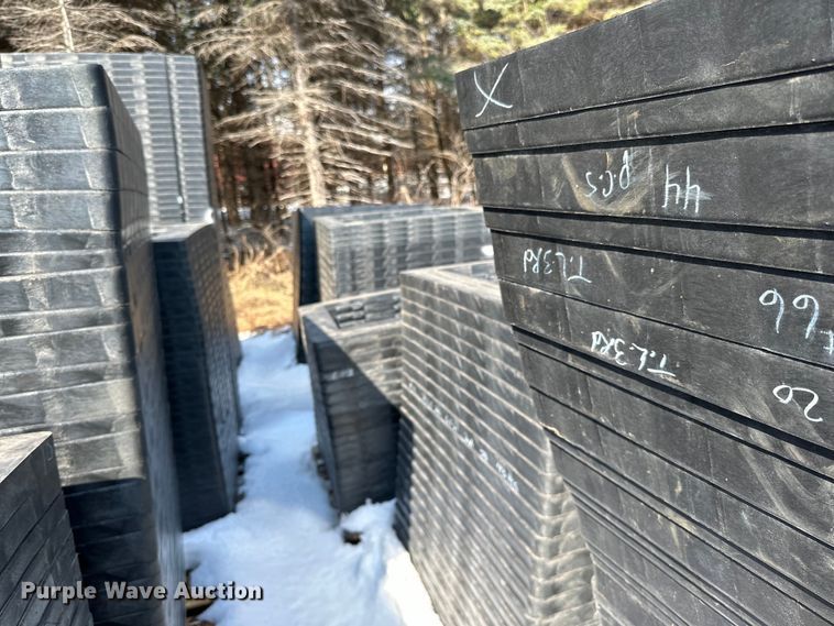 image for item DQ0672 Plastic risers