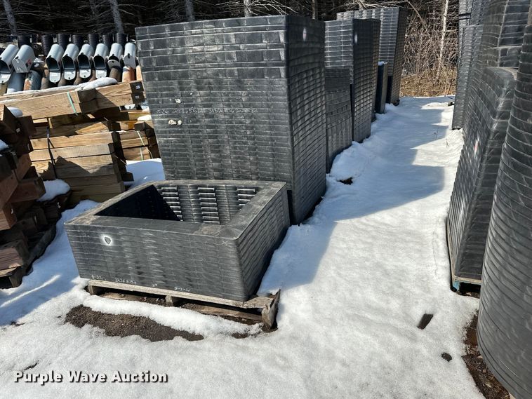 image for item DQ0672 Plastic risers