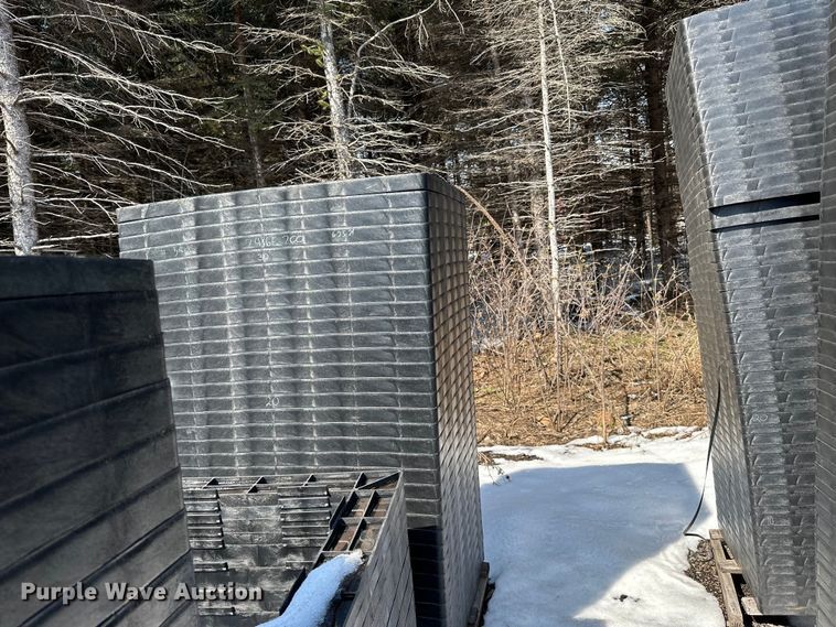 image for item DQ0672 Plastic risers