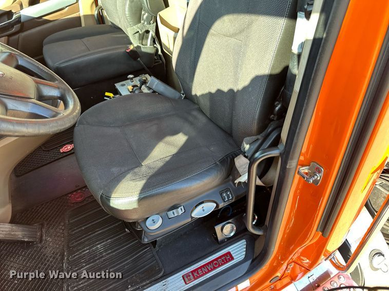 image for item DQ7417 2021 Kenworth  T880 dump truck