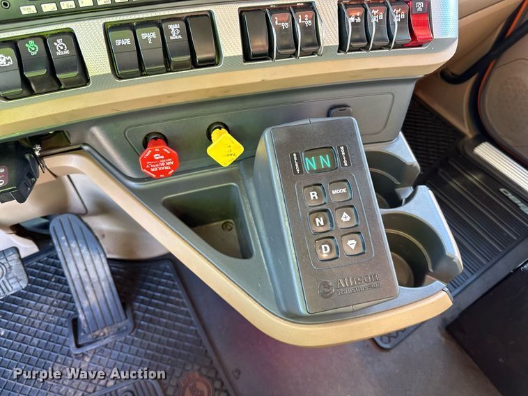 image for item DQ7417 2021 Kenworth  T880 dump truck