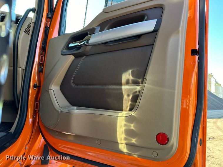 image for item DQ7417 2021 Kenworth  T880 dump truck