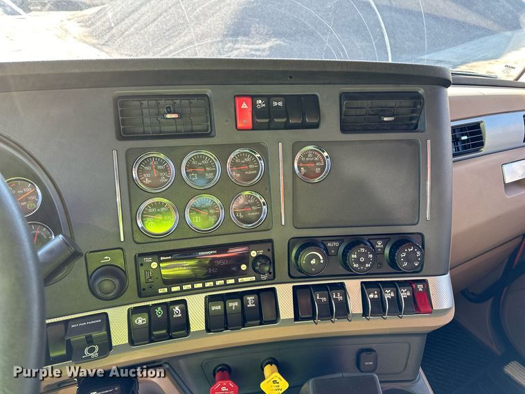 image for item DQ7418 2021 Kenworth  T880 dump truck