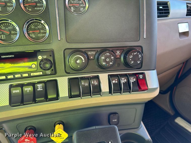 image for item DQ7418 2021 Kenworth  T880 dump truck